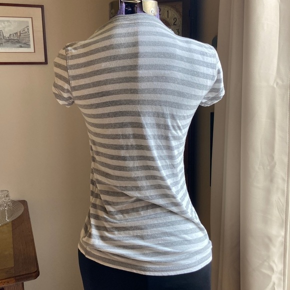 🦄 So Gray and White Striped Cap Sleeve Top Size Juniors Large - Picture 3 of 8